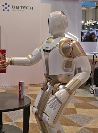 優必選大型仿人服務機器人Walker新一代亮相CES,機器人走進家庭服務